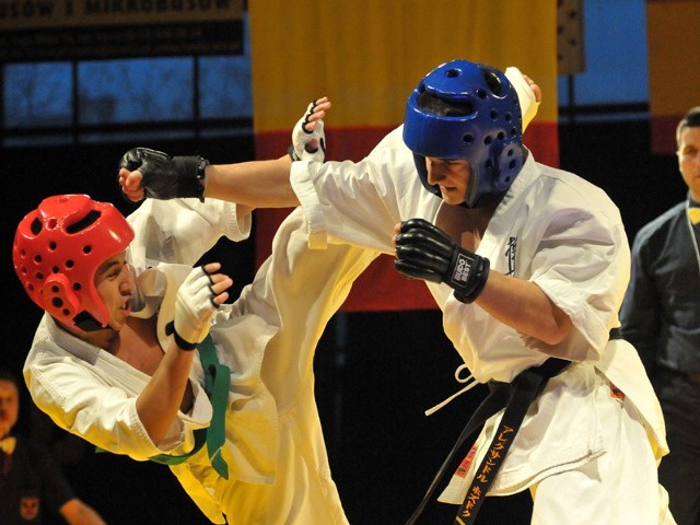 Dawid Nguyen Quang (z lewej) wygrał międzynarodowe zawody karate w Jaśle, w kat. junior.
