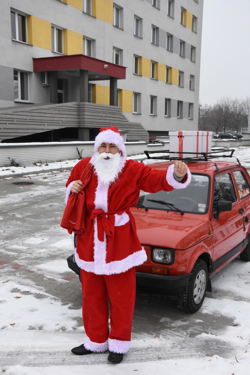 Święty Mikołaj do małych pacjentów przyjechał maluchem
