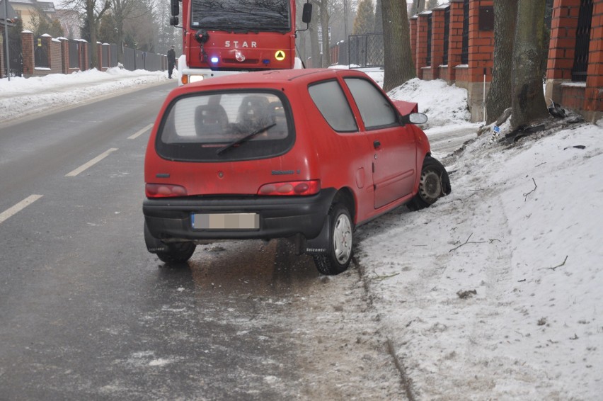 Ślisko na drogach: dwa wypadki w pow. wyszkowskim [ZDJĘCIA]