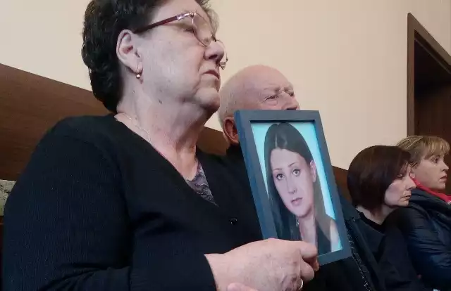 Babcia i dziadek zmarłej w wyniku wypadku Karoliny do sądu przynieśli oprawione zdjęcie wnuczki.