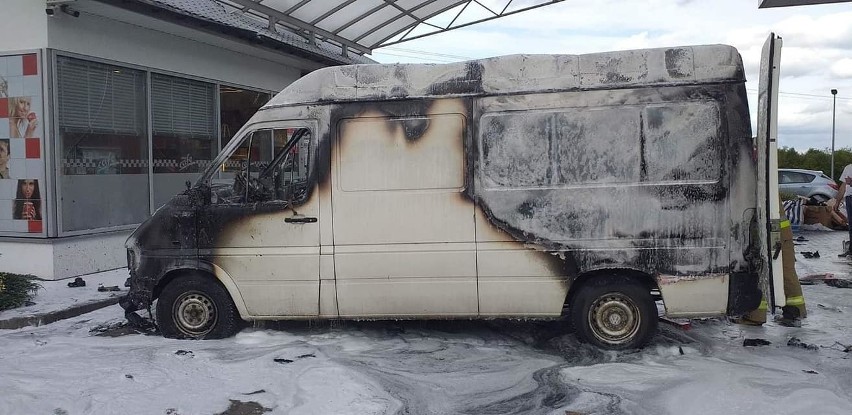 Radoszyce. Pożar busa na stacji benzynowej. Do akcji ruszyli naoczni świadkowie [ZDJĘCIA]