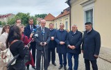 Podlascy parlamentarzyści PiS skrytykowali na Rynku Kościuszki w Białymstoku zapowiedzi Donalda Tuska