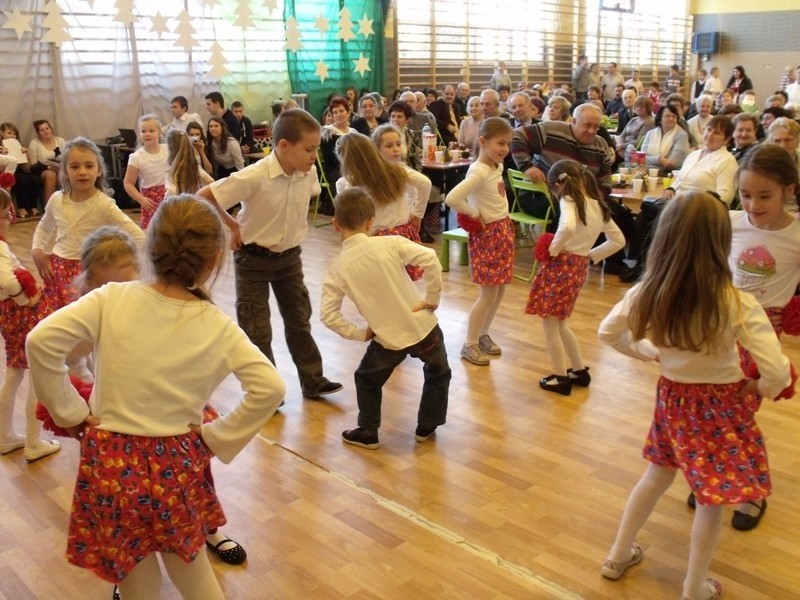 Taniec dzieci 6-letnich ze szkoły w Łęgu Przedmiejskim