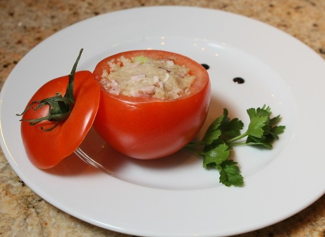Pomidory nadziewane kuskusem i warzywami polecane przez hotel Tęczowy Młyn w Kielcach, który przygotował danie