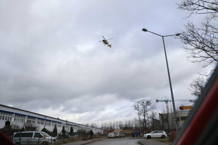 Wrocław: Wypadek na budowie pod Biedronką. Robotnik spadł z dużej wysokości. Helikopter w akcji