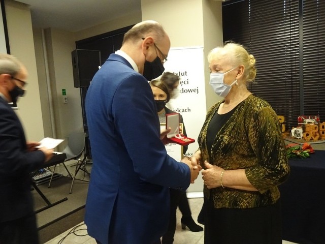 Podczas uroczystego wręczenia nagrody - prezes Towarzystwa Przyjaciół Nowej Słupi Anna Zyzman