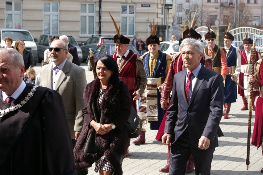 Gorlice. Cech Rzemiosł i Przedsiębiorczości ma nowy sztandar. Uroczyste poświęcenie w bazylice