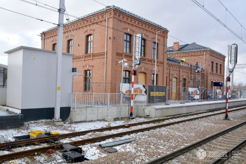 Dworzec kolejowy w centrum Dąbrowy Górniczej wygląda coraz...