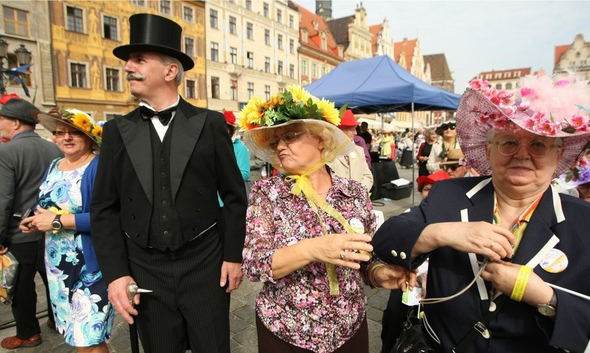 Marsz Kapeluszy we Wrocławiu. Seniorzy pobili rekord Guinessa (ZDJĘCIA, FILM)