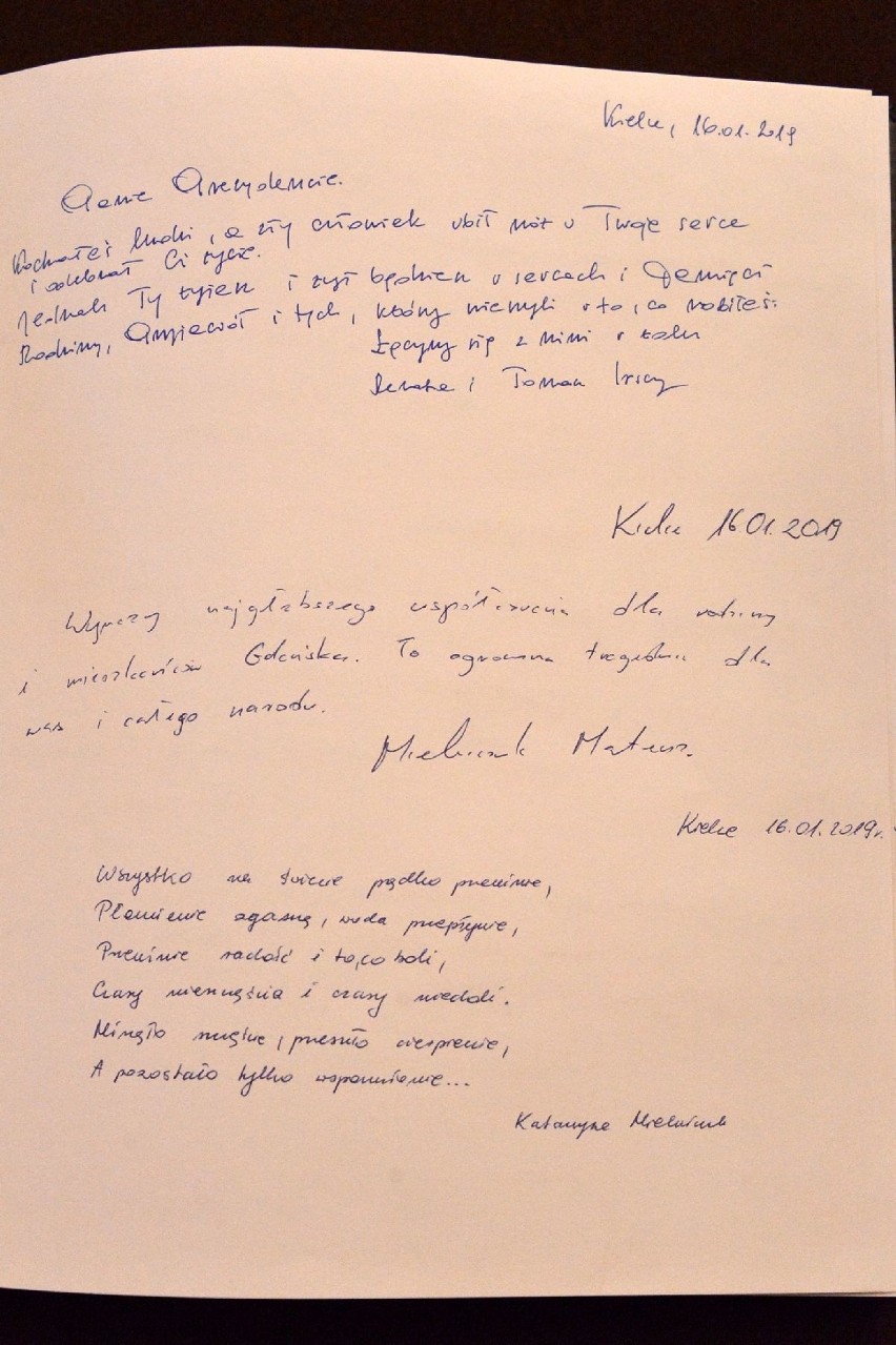 Kielczanie wpisują się do księgi kondolencyjnej dla prezydenta Gdańska Pawła Adamowicza. Zobacz wzruszające wpisy