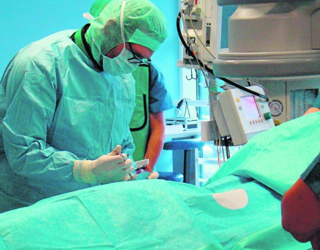 Dr Krzysztof Kaczmarek wykonuje operację, która ma wyleczyć chorego mężczyznę z ciężkiej niewydolności serca