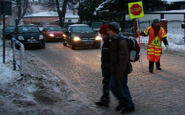 Przejście przed SP 3 to jedno z najbardziej niebezpiecznych miejsc w mieście. Przejazd blokują tam samochody stojące na poboczach. Niebawem zostanie tam wprowadzony zakaz parkowania.