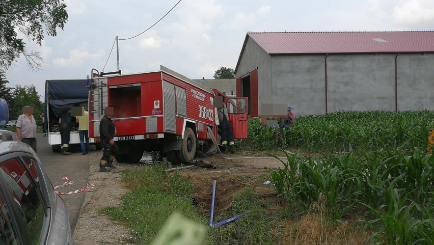 Wóz straży pożarnej jadący na sygnałach wjechał w pole pod Włocławkiem [zdjęcia]