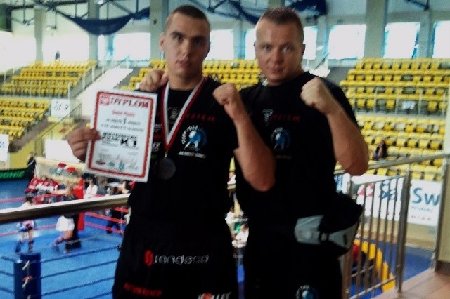 Na zdjęciu zawodnik Fight Club Rzeszów Daniel Płonka (z lewej) z trenerem Mirosławem Sieńko.