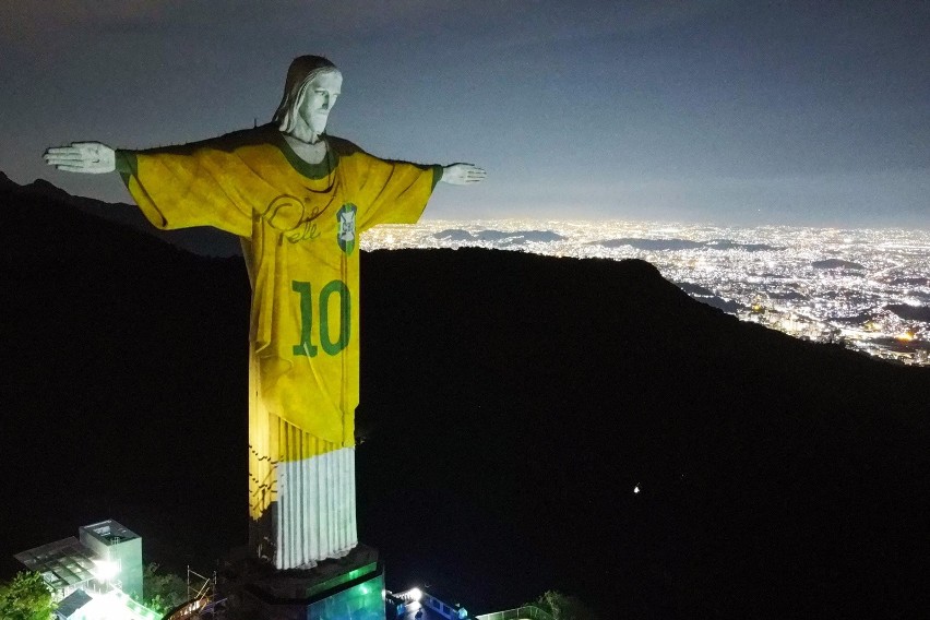 Pomnik Chrystusa Odkupiciela w Rio de Janeiro w brazylijskiej koszulce w rocznicę śmierci Pelego