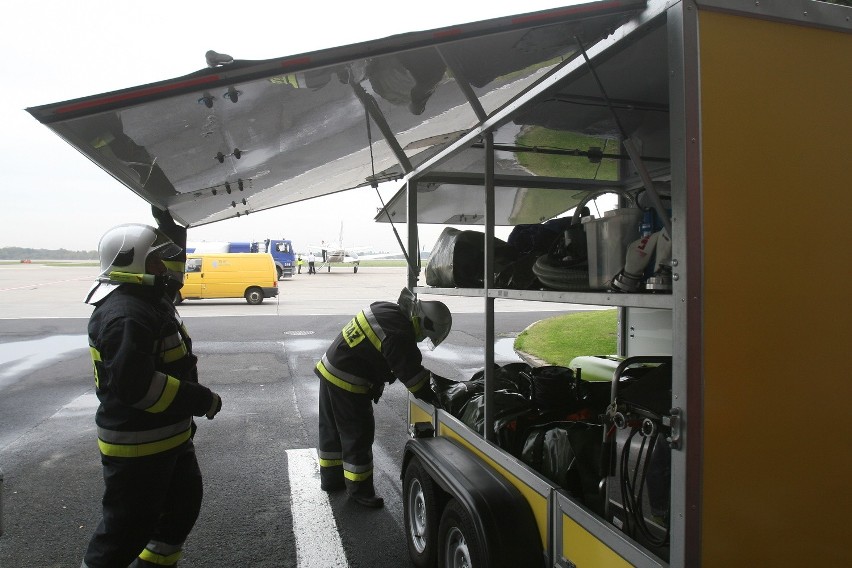 W Pyrzowicach służby gotowe są na  starcie z ebolą. Gorzej z podróżnymi [ZDJĘCIA]