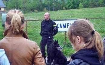 Waldemar Bakowicz z psem policyjnym Sato