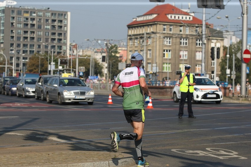 34. Wrocław Maraton. Połowy zawodników nie ma jeszcze na mecie! Kiedy odblokują ulice?