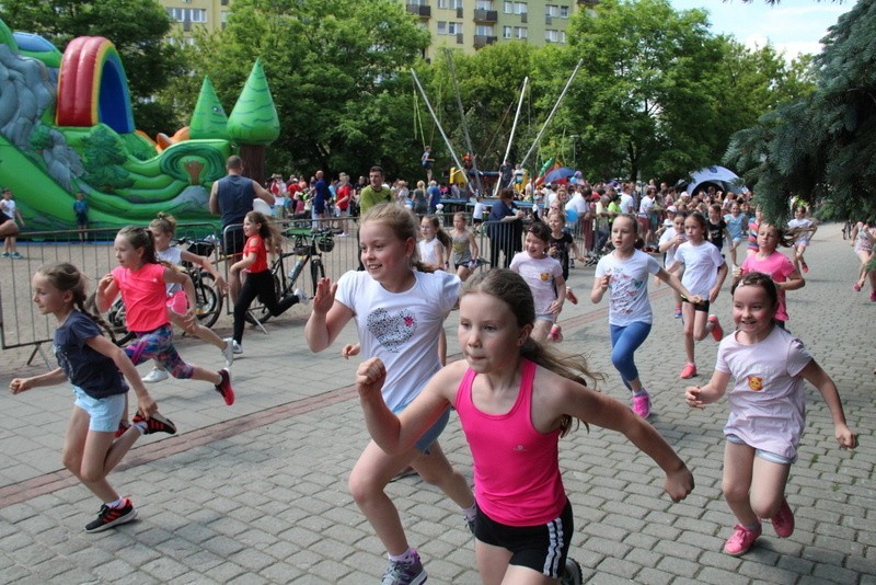 Bieg Skrzata 2019 w dąbrowskim Parku Hallera. Na starcie...