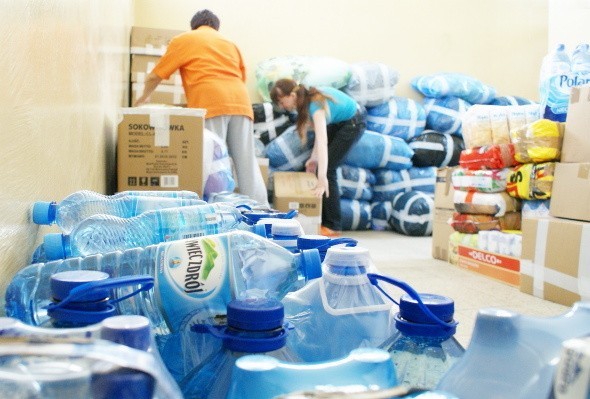 W inowrocławskim PCK z dnia na dzień darów dla powodzian przybywa