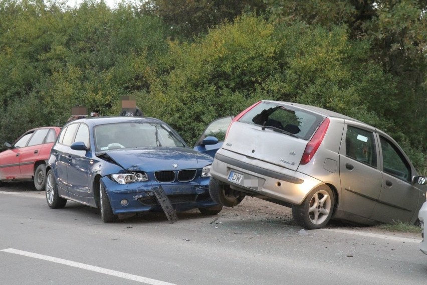 Zderzenie fiata i BMW. Dwie osoby ranne