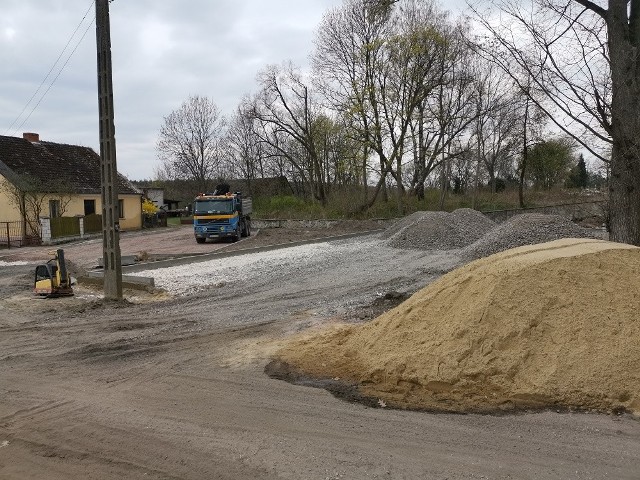 Zakończenie prac przy budowie nowego parkingu przy cmentarzu w Skrzynnie zaplanowano na 31 maja.