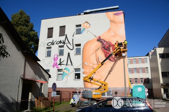 Na budynku ZCO Szpitala Specjalistycznego w Dąbrowie Górniczej pojawił się nowy mural Zobacz kolejne zdjęcia/plansze. Przesuwaj zdjęcia w prawo - naciśnij strzałkę lub przycisk NASTĘPNE