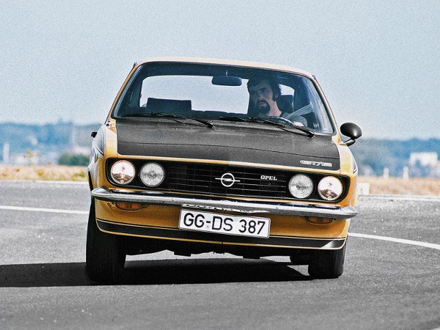 Czy mały sportowy Opel obrósł legendą? Raczej utył od anegdot na swój temat. Jaka jest największa część Manty? Biust pasażerki. A jaka najmniejsza? Mózg kierowcy. Dla Niemców posiadacz Manty był tak barwną postacią, jak dla nas blondynka czy policjant / Fot. Opel