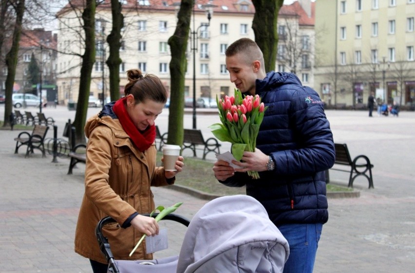 Tulipan na Dzień Kobiet od piłkarzy GKS Tychy [ZDJĘCIA]