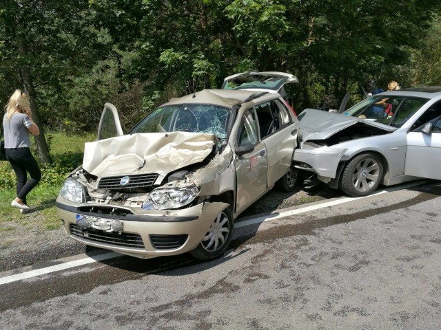 Groźny wypadek koło Wasilkowa. Zderzyły się cztery samochody: bmw, fiat, scania i bus.