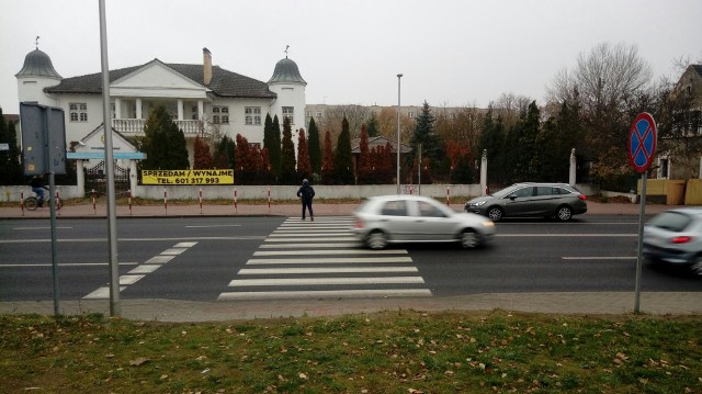 Zielona Góra. Ulica Sulechowska. Czytelnik nagrał sytuację na tym właśnie przejściu dla pieszych. Nie ma tam sygnalizacji świetlnej.