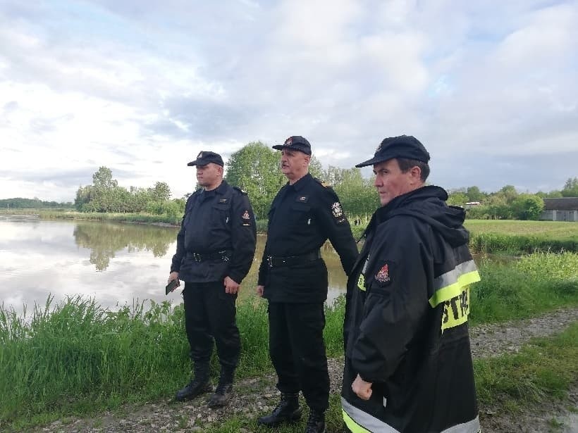 W Izbiskach w pow. mieleckim doszło do przerwania grobli na stawie. Woda zalewa domy. Ewakuowano mieszkańców [ZDJĘCIA]