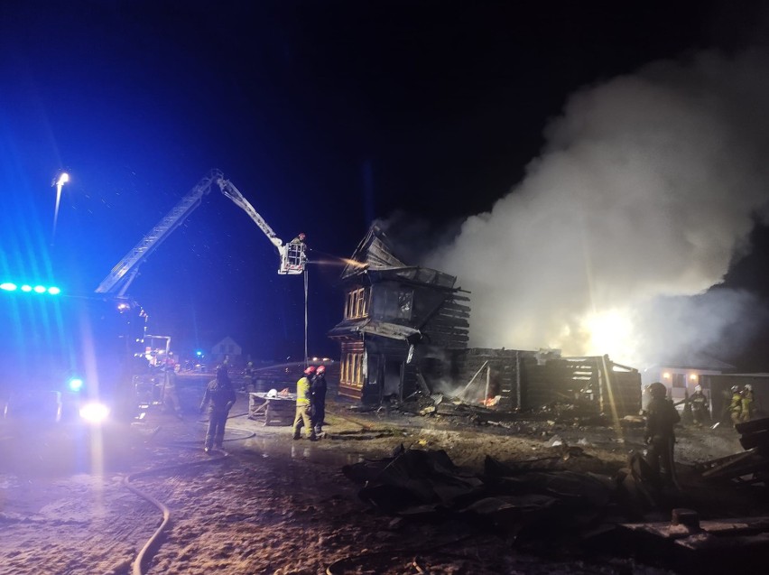 Pożar domu jednorodzinnego w gminie Kowala. Budynek spłonął doszczętnie. Zobacz zdjęcia z akcji gaśniczej