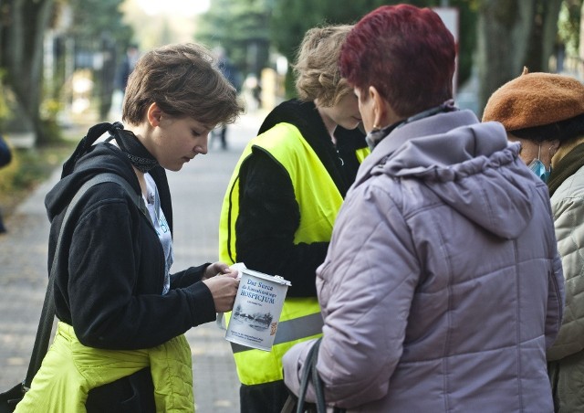 Tradycyjnie na koszalińskim cmentarzu oraz innych cmentarzach w naszym regionie spotkamy też wolontariuszy Hospicjum im. św. Maksymiliana Kolbego w Koszalinie