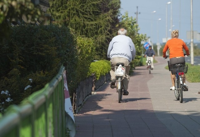 Ścieżka na wysokości budynków z numerami Władysława IV 93 - 111 nie jest bezpieczna.