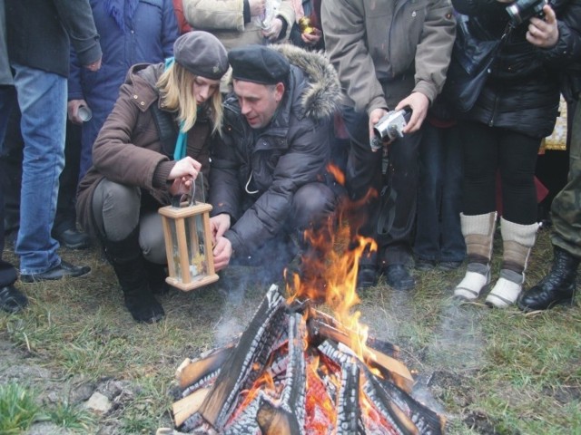 Ognisko dokładnie na linii granicznej zostało rozpalone Betlejemskim Światełkiem Pokoju. Na Ukrainę zabrali je płastuni.