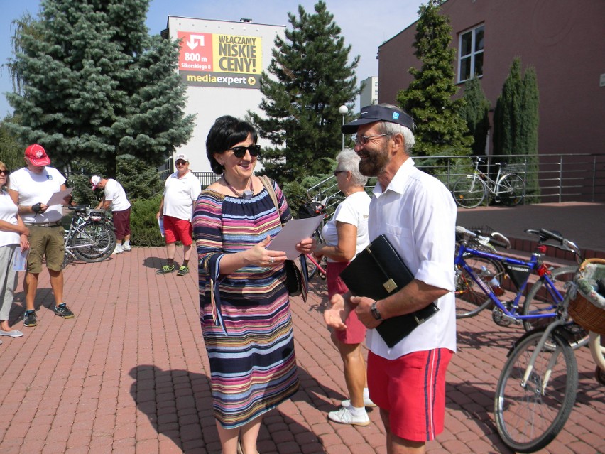 Seniorzy z Tarnobrzega na rowerach przejechali 100 kilometrów na 100-lecie niepodległości