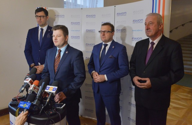 W czwartek prezydent Radosław Witkowski (w środku) przedstawił swojego nowego zastępcę. Został nim Jerzy Zawodnik, radny i szef klubu radnych Platformy Obywatelskiej w Radzie Miejskiej (z lewej).
