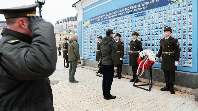 Premier Mateusz Morawiecki złożył wieniec pod Ścianą Pamięci Poległych za Ukrainę.