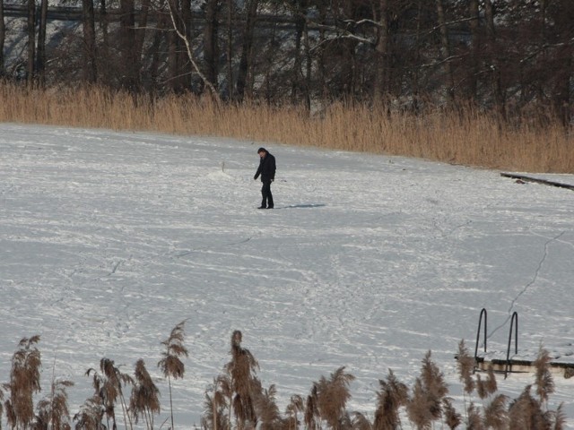 Mieszkańcy bez obaw wchodzą na zamarznięte jezioro w Bobowicku. Zapomnieli o tragedii sprzed dwóch lat. Jej śmiertelną ofiarą był nastolatek, pod którym załamał się lód.