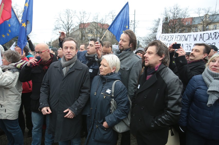 Trumna na pl. Grunwaldzkim. W niej Konstytucja RP