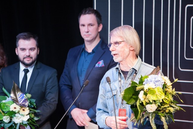 Profesor Marek Hendrykowski podczas wręczania nagród Polskiego Instytutu Sztuki Filmowej.