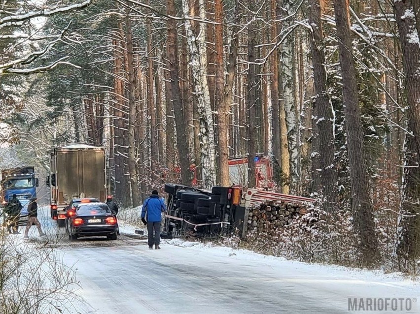 Upadek ciężarówki między Radomierowicami a Wierzchami.