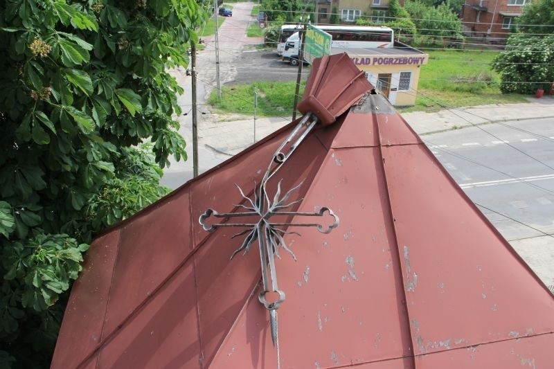 Wandale w Skarżysku wyrwali krzyż! (zdjęcia)