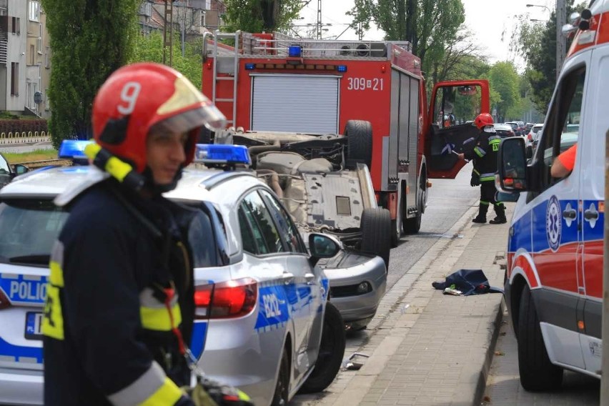 Wrocław: Wypadek na Ślężnej. Audi na dachu [ZDJĘCIA]