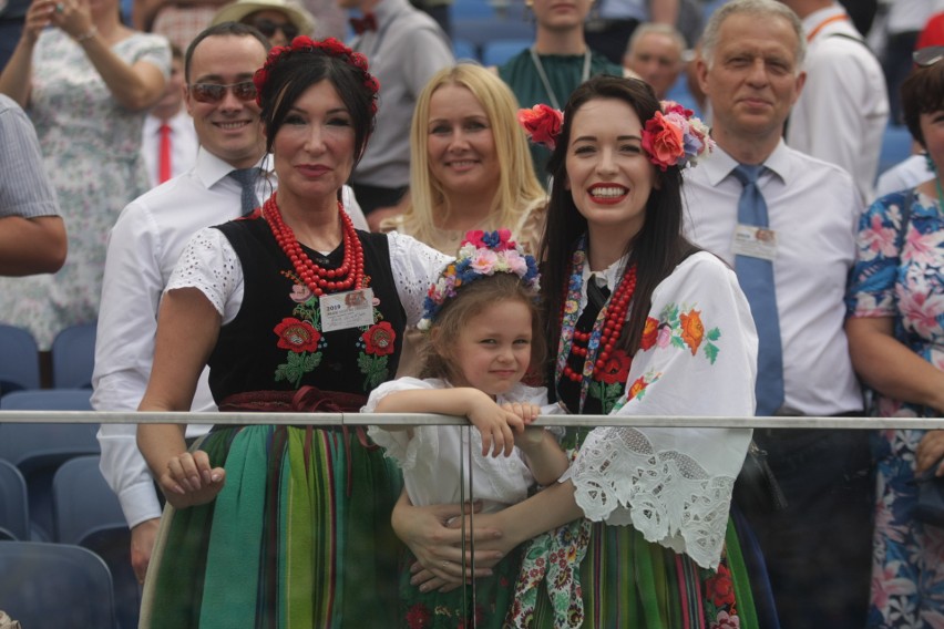 Kongres Świadków Jehowy w Chorzowie. Dzień 2. Tysiące wiernych na Stadionie Śląskim wspólnie śpiewa i się modli 