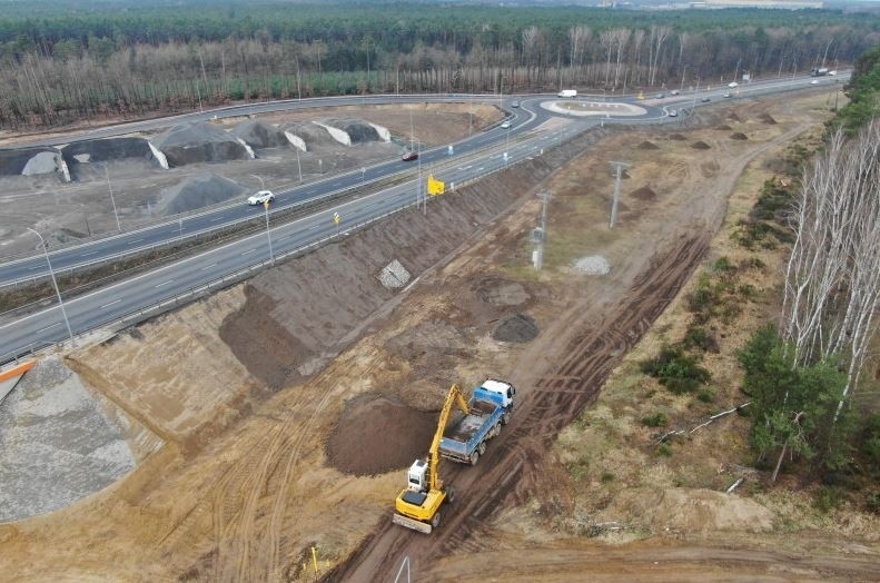 Prace przy budowie drogi ekspresowej S3 na odcinku Polkowice...