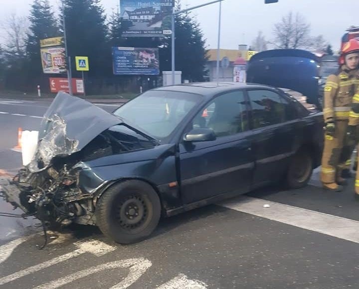 Zderzenie ciężarówki i osobówki. Droga krajowa nr 77 w Sandomierzu była zablokowana