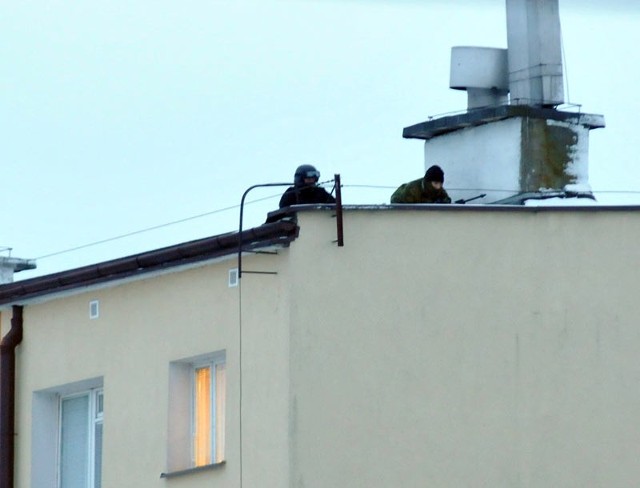Strzały w Sanoku. Zdjęcia z CegielnianejCztery strzały oddał do policjantów mężczyzna podejrzany o zabójstwo w Międzybrodziu. Zabarykadował się w mieszkaniu przy ul. Cegielnianej w Sanoku.