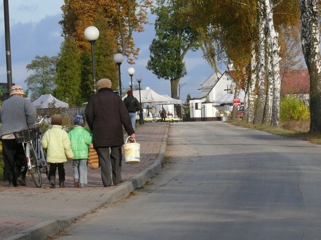 W tym roku handel przy jędrzejowskich cmentarzach w okresie Wszystkich Świętych ma być uporządkowany. Przy ulicy Cmentarnej (na zdjęciu) będzie wyznaczonych 15 stanowisk dla handlujących, a przy ulicy Klasztornej 19 stanowisk.